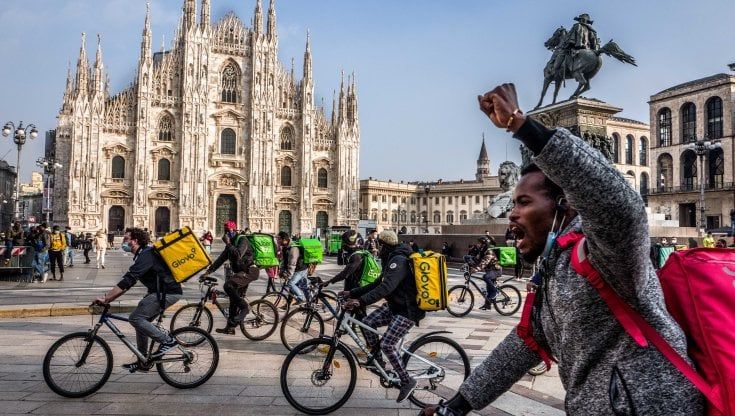 Il far west del delivery: "Noi rider trattati come schiavi, in bici per 12 ore sperando nelle mance"