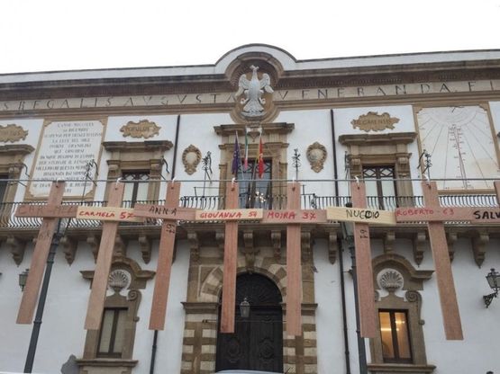 Augusta, cento croci in piazza: ognuna ricorda una vittima dell'inquinamento