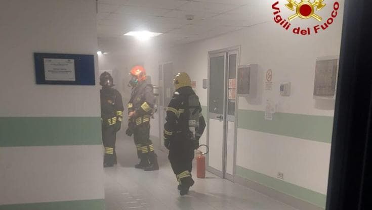 Fiamme nel laboratorio di anatomia patologica del San Martino: intervento dei Vigili del Fuoco