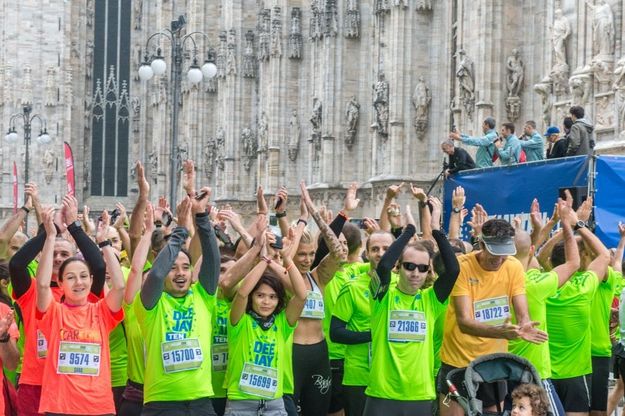 Milano: il fiume colorato della Deejay Ten, i volti di chi ha festeggiato… correndo