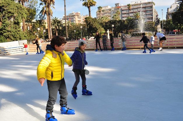 Pista di ghiaccio in piazza Umberto,<br />Decaro tratta e abbassa le tariffe