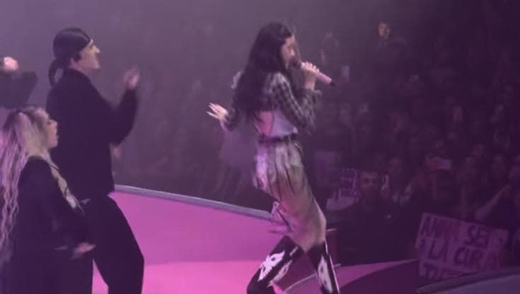 Anna Pepe, spray al peperoncino al concerto dopo un tentato furto: intossicati e 20 minuti di stop