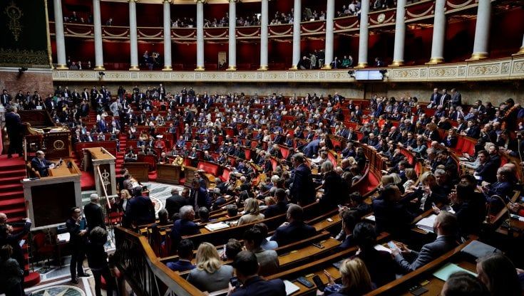 Pensioni, Macron scavalca le Camere. Francia in piazza e rischio sfiducia