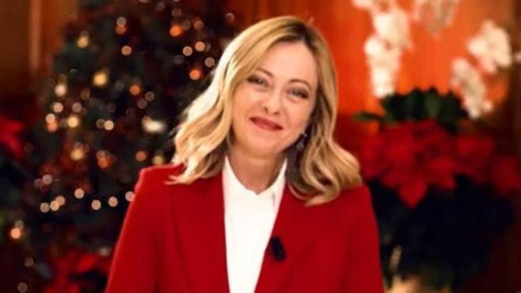 Gli auguri di Meloni, senza scrivania e con l’albero sullo sfondo: “Un pensiero a chi oggi lavora”
