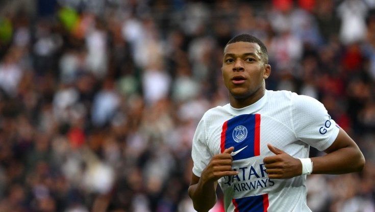 Mbappé: "Macron decisivo per il mio rinnovo col Psg, ha detto che sono importante per la Francia"
