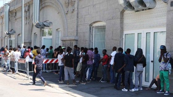 Milano, rallenta il flusso dei profughi: il Comune pronto a lasciare le strutture per l'emergenza