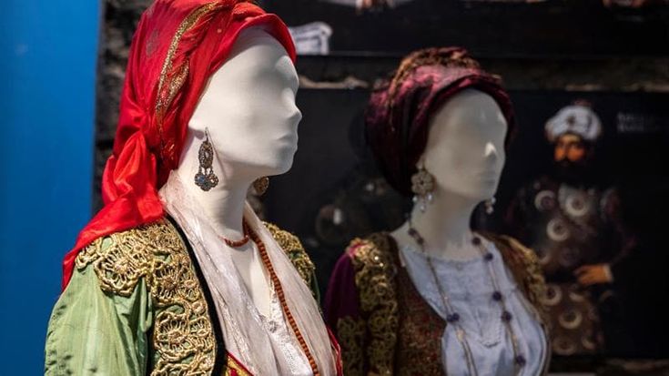 Procida, studenti a lezione di tradizione: così rinasce l'antico costume delle donne isolane