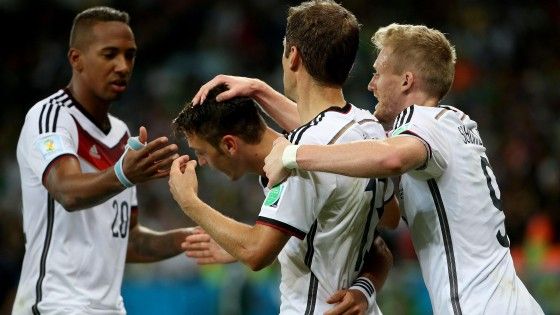 Germania, che fatica: Algeria piegata 2-1 ai supplementari. Nei quarti con la Francia