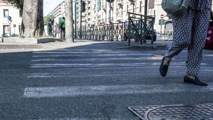 Chiarito il mistero delle strisce pedonali fantasma: la vernice per disegnarle dura solo sei mesi