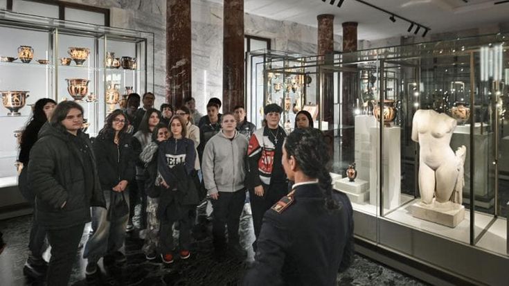 “Così l’arte svela stalking e abusi”, studenti da Caivano e Scampia in visita al museo e in questura a Napoli