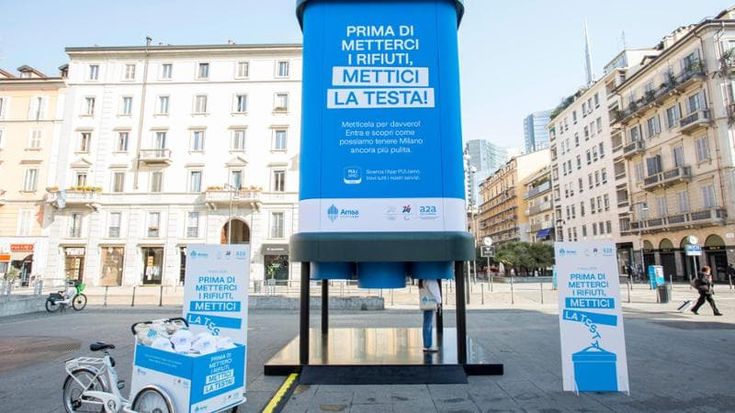 “Mettici la testa”: maxi-cestone di Amsa per il corretto uso dei cestini stradali