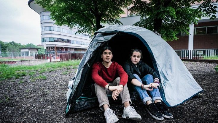 Studenti in tenda davanti al Campus Einaudi: "Anche a Torino affitti impossibili"
