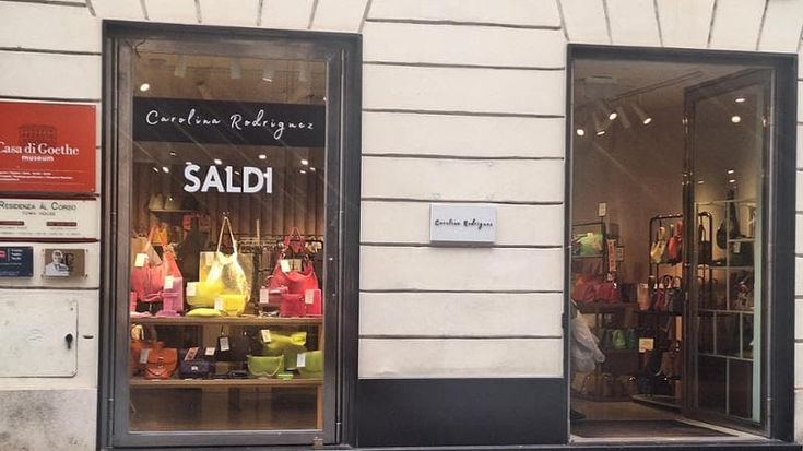 Sconti, ribassi e offerte dal Tritone al Pantheon: l’invasione dei pre-saldi