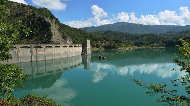 “Il lago si racconta”, al Salto in scena la memoria e il presente di una comunità ferita