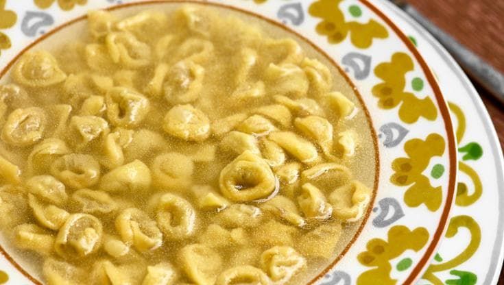 Depositata la ricetta ufficiale del brodo dei tortellini. Con polemica