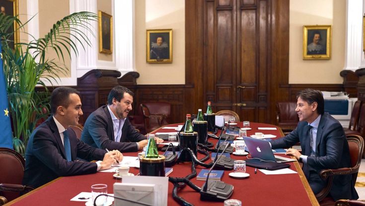 Salvini: Savona ministro o voto. Ma Di Maio teme le urne e tratta