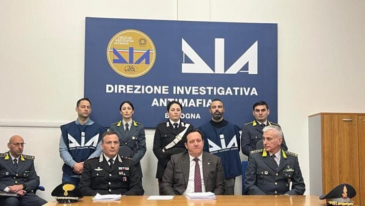 Riciclaggio e fatture false, anche un dipendente delle Poste tra gli indagati