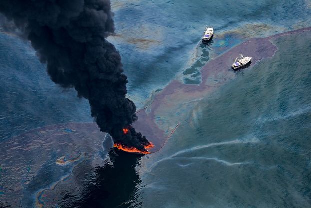 Obiettivo sul disastro, il mare &egrave; sfregiato