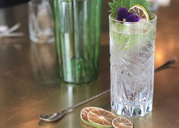 Amanti del gin di tutto il mondo unitevi: ecco 11 cocktail d'autore per celebrarlo