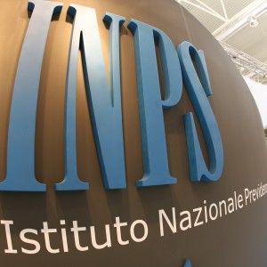 Inps: met&agrave; pensionati sotto mille euro. Tornano le colf italiane