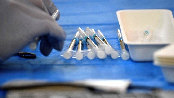 In Sardegna gli over 60 rifiutano AstraZeneca. Appello a Figliuolo: "Ritirate le dosi, mandateci Moderna e Pfizer"