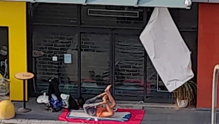 Fa ginnastica davanti a un negozio chiuso, la foto diventa virale