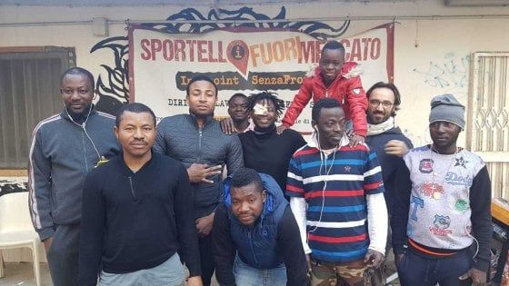 Bari, immigrato picchiato in strada perché chiedeva un accendino: "Pesante clima di razzismo"