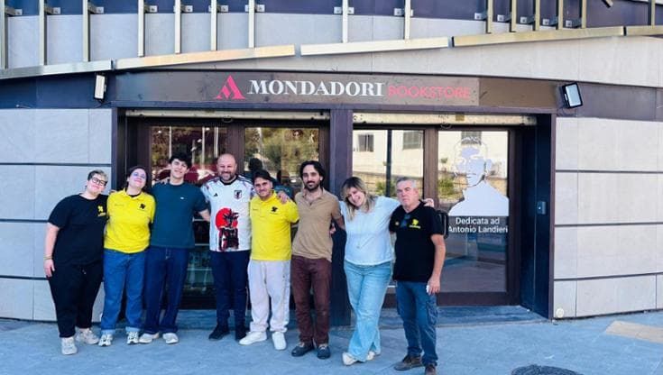 Scampia, la stazione metro rinasce: “Qui c’erano droga e degrado, ora c’è una libreria”