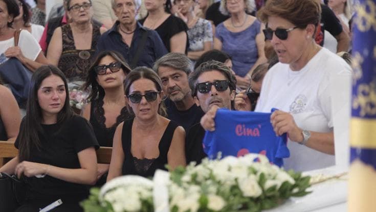 I funerali di Simona Cinà, il sacerdote: “Inconcepibile che i genitori piangano i figli”