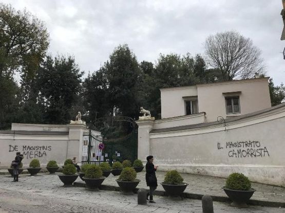 Scritte contro de Magistris alla Floridiana