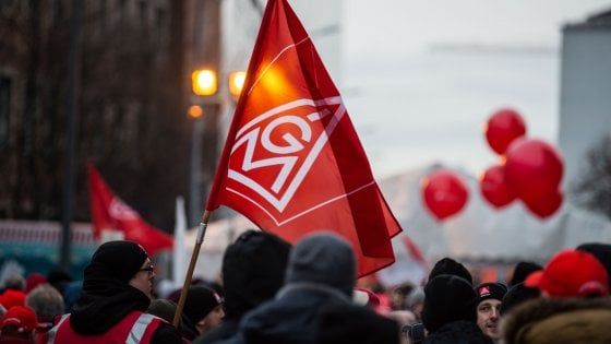 Lavoro, accordo storico in Germania: aumento di stipendio del 4,3% e chi vuole può lavorare 28 ore a settimana
