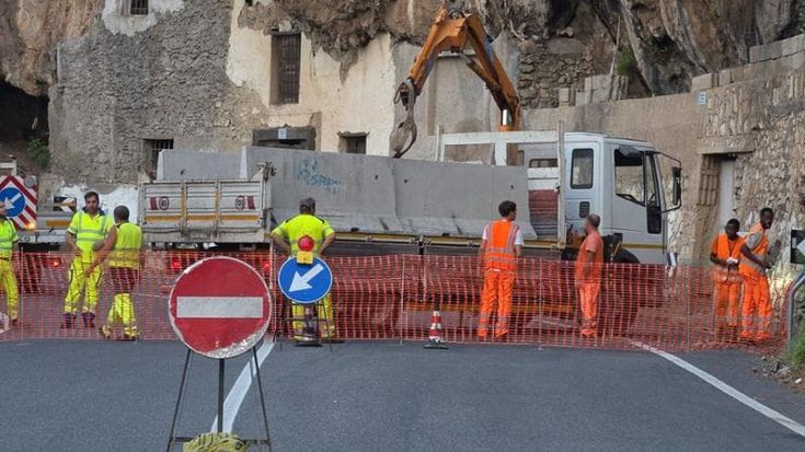 Vico Equense, cadono massi sulla strada per Positano: scatta la chiusura