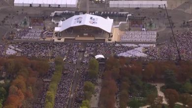 Parigi, migliaia di persone sugli Champs-Elysées per assistere alla messa del Papa
