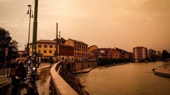 Milano, tra un temporale e l'altro il fenomeno del cielo giallo