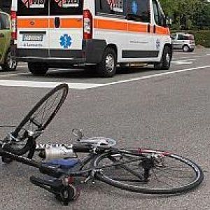 Torino, camion investe ciclista e non si ferma, scatta la caccia