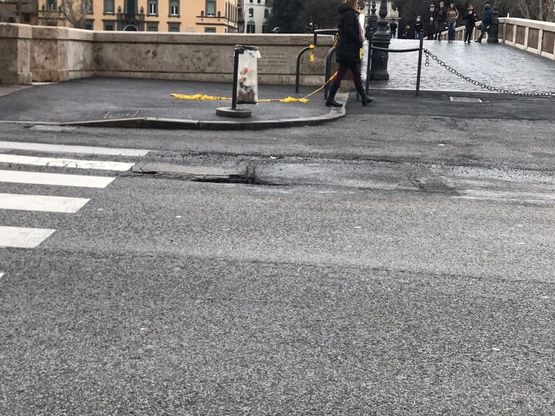 Emergenza buche a Roma: le foto dei lettori / 1