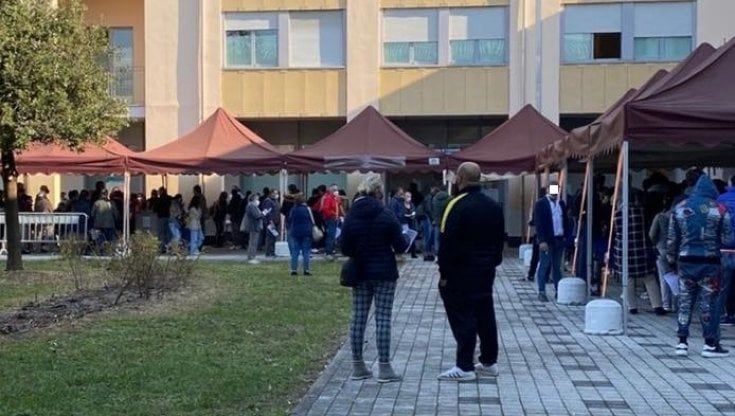In coda per i vaccini: domenica 2.650 somministrazioni. Ausl Parma ai cittadini: "Meglio prenotare"