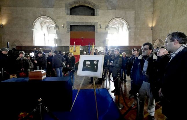 Maschio Angioino, omaggio all'urna di Pino Daniele