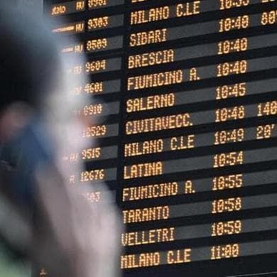 Sciopero treni, oggi stop fino alle 18: le fasce garantite e come chiedere i rimborsi