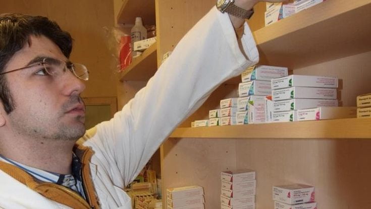 Mancano gli antibiotici per bambini, la Regione Lombardia alle farmacie: “Produceteli nei vostri laboratori”