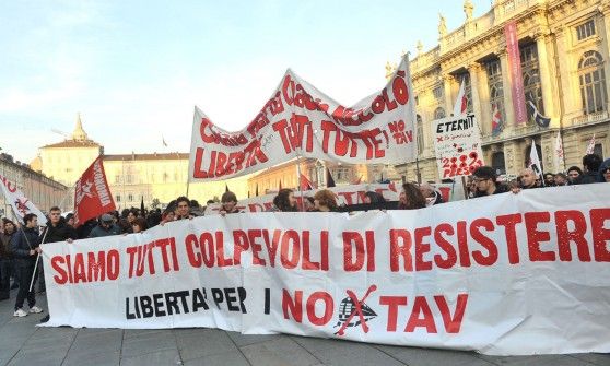 No Tav, in mille nel centro di Torino. Attacco alla sentenza Eternit