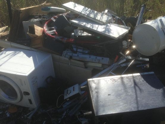 Roma, rifiuti ed elettrodomestici abbandonati: la 'frigo valley'  sotto il viadotto della Magliana