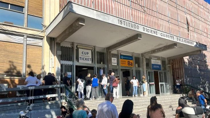 Anziani in piedi e attese di ore, l’inferno delle prenotazioni nel nuovo centro del Policlinico