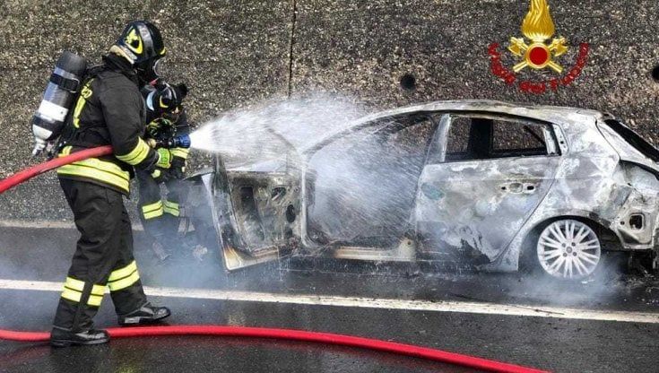 Auto in fiamme in Autosole, chiuso per un'ora il tratto Calenzano-Barberino
