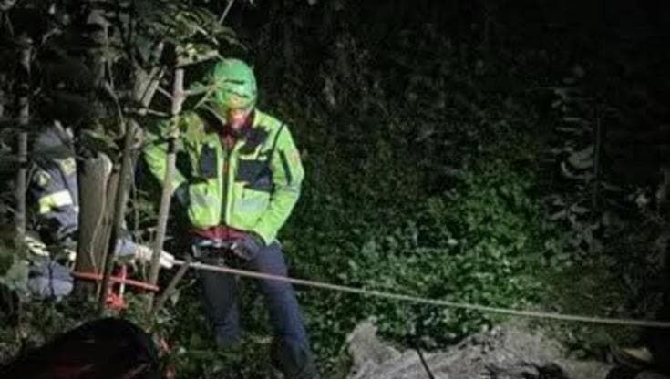 Precipita in un dirupo, 35enne muore in Penisola Sorrentina: stava lavorando nei boschi