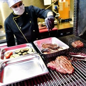 E lo chef stellato consegna la cena a casa col furgoncino