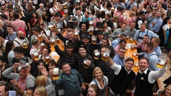 Oktoberfest, la Germania lo cancella per il coronavirus: "O si fa per bene o non si fa affatto"