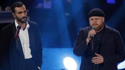 Sanremo, applausi per Mengoni con Tom Walker. Emozione nel duetto con Baglioni