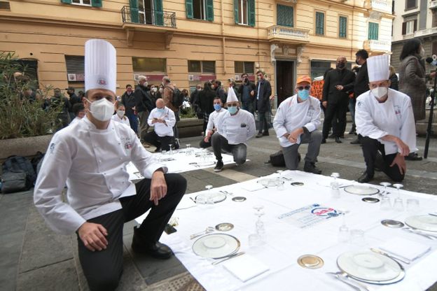 Protesta dei ristoratori sotto la Regione: piatti e posate in strada