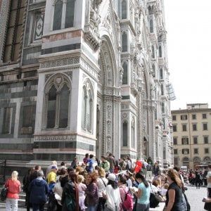 Turisti stranieri delusi da Firenze: bene arte e paesaggio, ma cibo caro e scortesia 